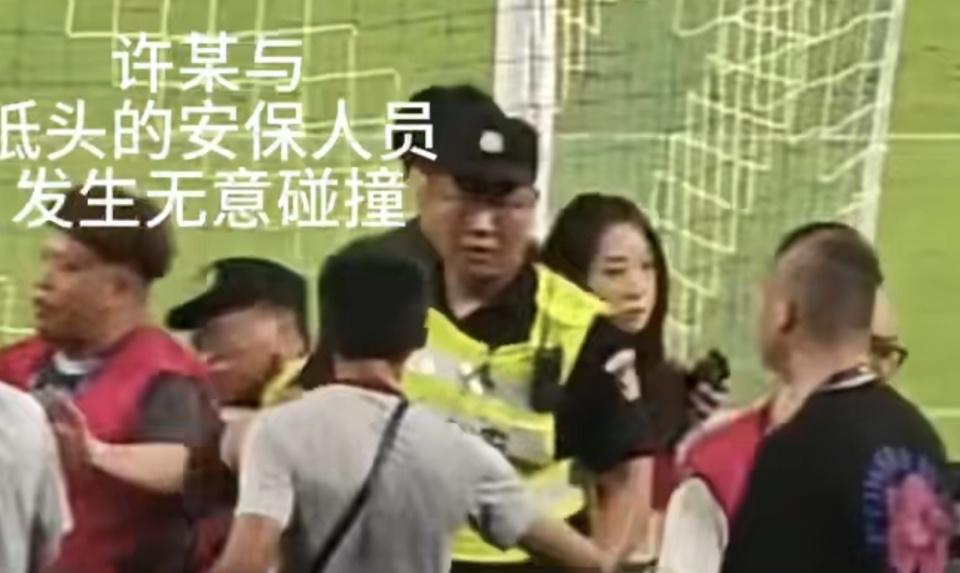 背后走过, 队徽上打滚, 然后摸了摸